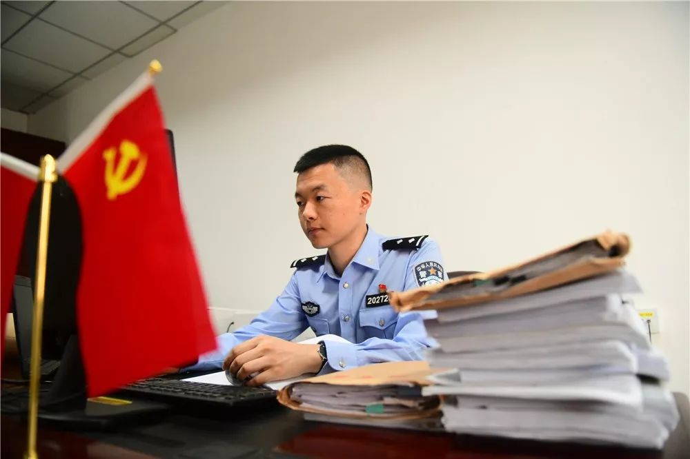 硬气！民警回击“黑社会”威胁：如果怕，我就当不了扫黑刑警！